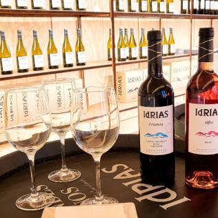 Visita a Bodegas Idrias y Viñedos con Cata de 3 Vinos y Maridaje de Productos Km 0 para dos (Lascellas, Huesca)