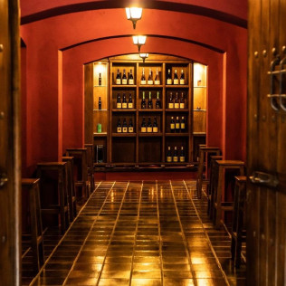 Viaje a la Uva: Visita a Bodegas NOC con Cata de Vino y Maridaje con Queso Manchego Artesano para dos (Manzaneque, Toledo)