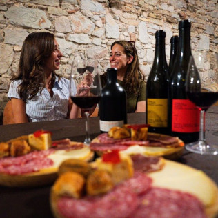 Montserrat, Tapas & Wine: Excursión Guiada a Montserrat, Visita a Bodega y Cata de Vino con Transporte desde Barcelona (Barcelona)