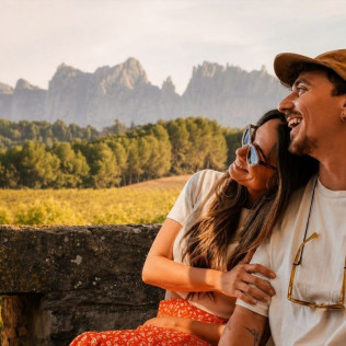 Montserrat, Tapas & Wine: Excursión Guiada a Montserrat, Visita a Bodega y Cata de Vino con Transporte desde Barcelona (Barcelona)