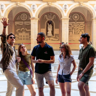 Montserrat, Tapas & Wine: Excursión Guiada a Montserrat, Visita a Bodega y Cata de Vino con Transporte desde Barcelona (Barcelona)