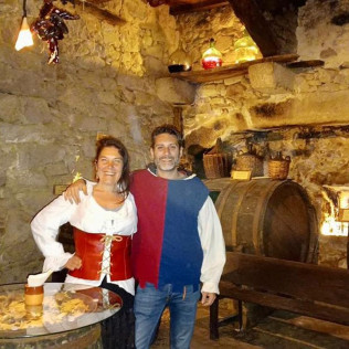 Degustación de Vinos y Selección de Ibéricos, Quesos y AOVE Ecológico para dos en La Bodega Medieval (San Martín del Castañar, Salamanca)