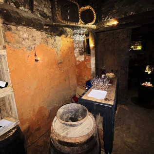Degustación de Vinos y Selección de Ibéricos, Quesos y AOVE Ecológico para dos en La Bodega Medieval (San Martín del Castañar, Salamanca)