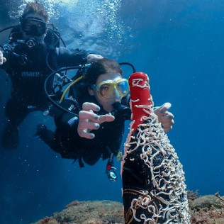 Recupera un Tesoro: Buceo y Recuperación de Botella de Vino para dos (Sant Pere Pescador, Girona)