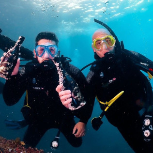 Recupera un Tesoro: Buceo y Recuperación de Botella de Vino para dos (Sant Pere Pescador, Girona)