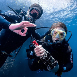 Recupera un Tesoro: Buceo y Recuperación de Botella de Vino para dos (Sant Pere Pescador, Girona)