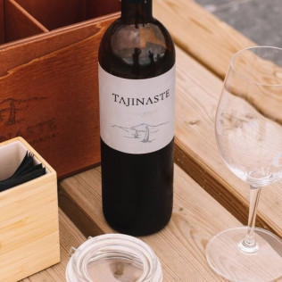 Cata de Vino y Picoteo Gourmet en Bodega Tajinaste (La Orotava, Tenerife)