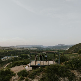 Paseo por Viñedos en 4x4 y Visita a Bodega Arínzano con Cata de Vinos y Maridaje Gastronómico (Navarra)
