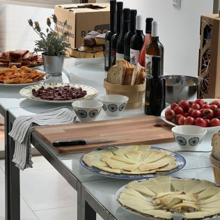 Visita Top Máxima: Visita Guiada a Bodega Mas de Rander y Viñas con Cata de Aceite y Cata de 8 Vinos para dos (Torreblanca, Castellón)