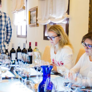 Visita a Bodega Mont Reaga con Cata de Vinos y Aperitivo para dos (Monreal del Llano, Cuenca)