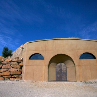 Visita Guiada por Bodega Artística con Cata de Vinos y Spa para dos en Iberik Rocallaura Balneari 4* (Lleida)