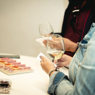 Visita al Museo del Vino con Cata y Tapas para dos en Hacienda del Carche / Casa de la Ermita (Jumilla, Murcia)