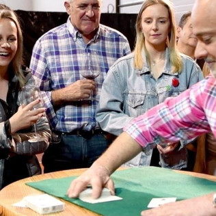 Visita a Bodegas Marcos y Cata de Vinos con Aperitivos amenizada con Magia para dos (Peñafiel, Valladolid)