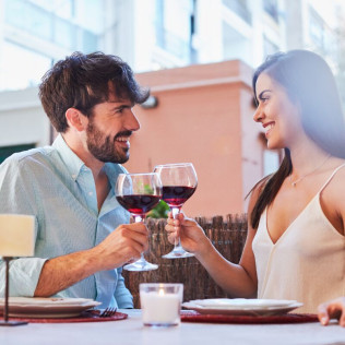 Visita a Viñedos en 4x4, Bodega, Cata de Vinos, Aperitivo y Comida para dos en Cellers Baronia del Montsant (Tarragona)