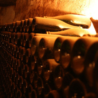 Visita a Caves Montau de Sadurní con Cata de Vinos y Botella de Vino para dos (Begues, Barcelona)