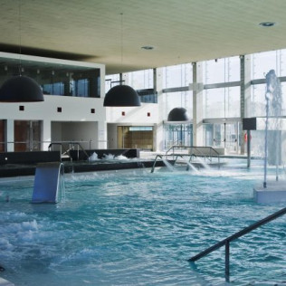 Visita al Celler Mas Foraster con Cata de Vinos y Circuito Spa con Comida para dos en Aquum Spa Estival Park (Tarragona)