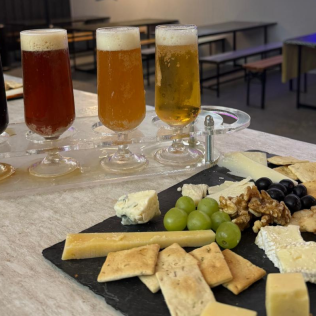 Visita Guiada con Degustación de Cervezas y Maridaje o Barra Libre de Cervezas y Maridaje de Quesos Artesanos para dos (Móstoles, Madrid)