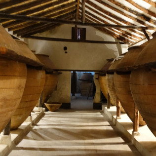 Visita a Bodega del Nero, Degustación de 2 Vinos y Queso para dos (Chinchón, Madrid)