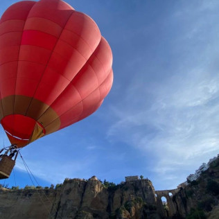 Vuelo en Globo con Desayuno, Cava y Vídeo y Visita a Bodega Huerto de la Condesa con Cata de Vinos para dos (Ronda, Málaga)