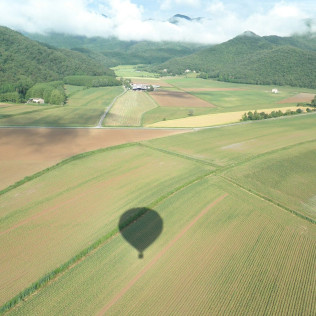 Vuelo en Globo con Cava y Conducción de Ferrari en Carretera (Vic, Barcelona)