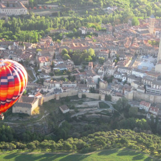 Vuelo en Globo Privado con Cava, Desayuno, Fotos y Vídeo HD para dos (Aranjuez / Toledo / Segovia)