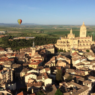 Vuelo Romántico en Globo con Cava, Almuerzo y Reportaje Fotos y Vídeo HD (Segovia)