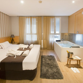 Escapada con Bañera de Hidromasaje en You&Co Hotel Botánico Boutique (Valencia)