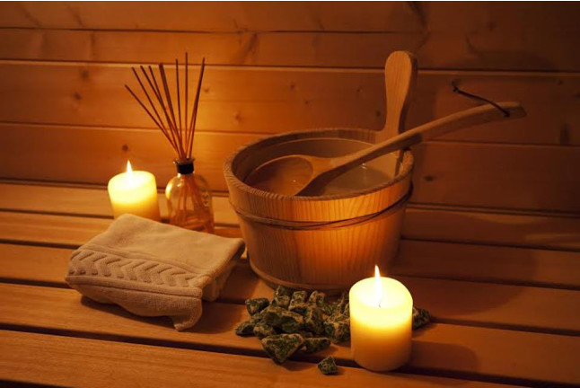 Bañera de Hidromasaje Privada, Sauna y Masaje en Hotel Meliá Castilla 4* y Degustación de Ibéricos y Botella de Vino para dos (Madrid)