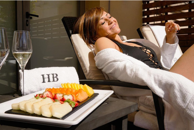 Zona Relax con Masaje en Hotel Abba Balmoral 4* y Cena en Hotel Barceló Raval 4*S con Copa en la Terraza-Mirador 360º para dos (Barcelona)