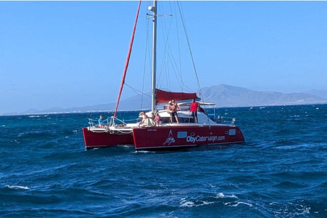 Oby Catamarán: Excursión con Comida, Bebidas, Stand Up Paddle, Kayak y Snorkel (Fuerteventura, Las Palmas)