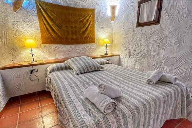 Escapada con Cena en Casas Cueva El Mirador de Galera con Visita a Museo y Yacimientos Arqueológicos (Galera, Granada)