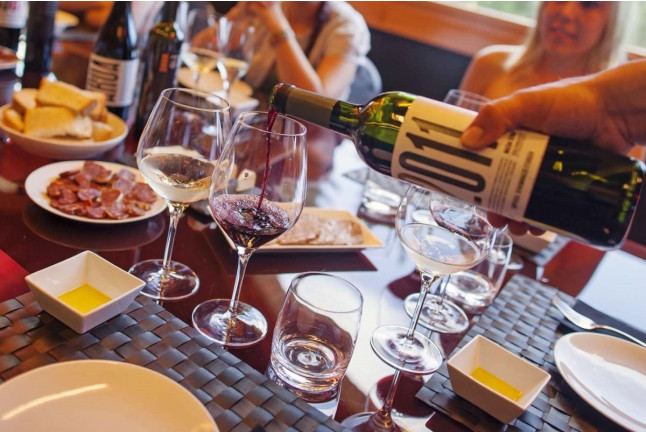 Cata Completa: Visita a Bodega con Cata de Vinos, Degustación de Aceite, Petit Fours y Tapas en Masia Serra (Cantallops, Girona)