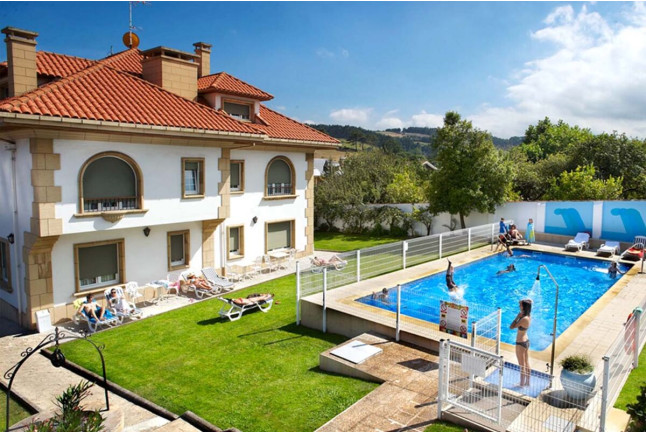 Escapada de 2 Noches en Habitación Superior con Bañera de Hidromasaje en Hotel El Carmen 3* (Perlora, Asturias)