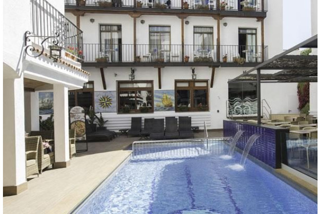 Escapada de 2 noches con Bañera Hidromasaje en Hotel Neptuno 3* (Calella, Barcelona)