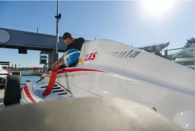 F1 Driving Experience - WARM UP: Conducir Formula Renault, Fórmula 1 y Comida en Trazado Gran Premio (Barcelona)