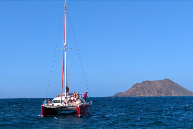 Oby Catamarán: Excursión con Comida, Bebidas, Stand Up Paddle, Kayak y Snorkel (Fuerteventura, Las Palmas)