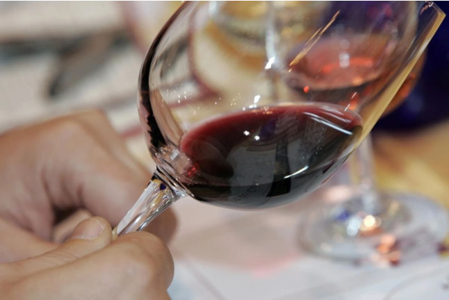 Visita a la Sala de Cata y Botella de Vino Personalizada para dos en Popy Wine (Madrid)