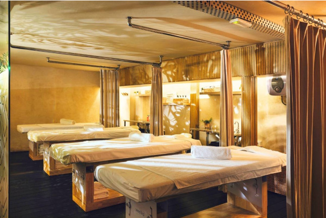 Tratamiento Facial Ácido Hialurónico con Acceso a Piscinas, Jacuzzis y Sauna en Oasis Spa Sevilla (Sevilla)