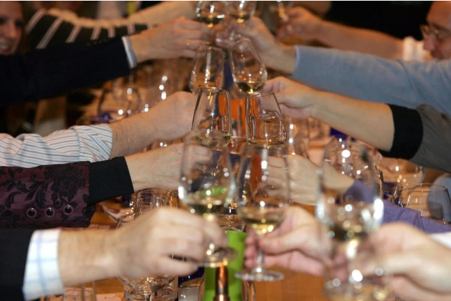 Visita a la Sala de Cata y Botella de Vino Personalizada para dos en Popy Wine (Madrid)