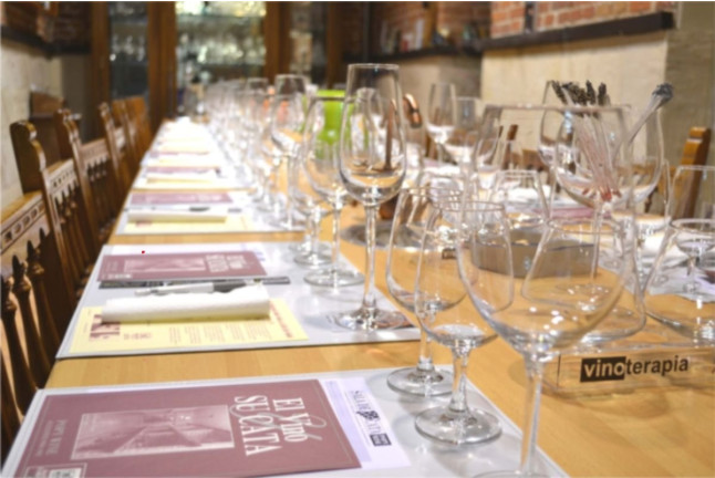 Visita a la Sala de Cata y Botella de Vino Personalizada para dos en Popy Wine (Madrid)