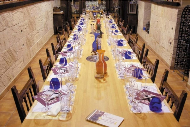 Visita a la Sala de Cata y Botella de Vino Personalizada para dos en Popy Wine (Madrid)