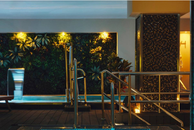 Tratamiento Facial Ácido Hialurónico con Acceso a Piscinas, Jacuzzis y Sauna en Oasis Spa Sevilla (Sevilla)