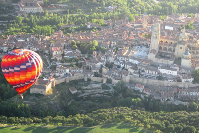 Vuelo en Globo con Fotos, Vídeo y Menú con Cochinillo (Segovia)