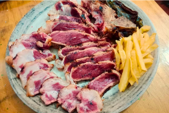 Comida o Cena para dos en Restaurante Abrasador Mesón La Ronda (Carcabuey, Córdoba)