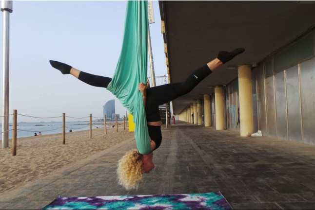 Aire-Clase: Clase Individual de Aero-Yoga en la Playa (Barcelona)
