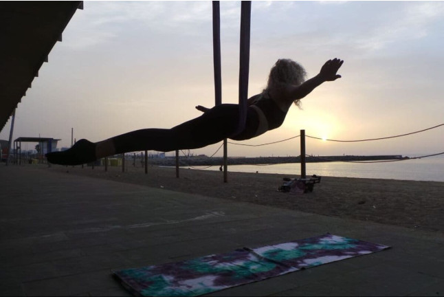 Aire-Clase: Clase Individual de Aero-Yoga en la Playa (Barcelona)