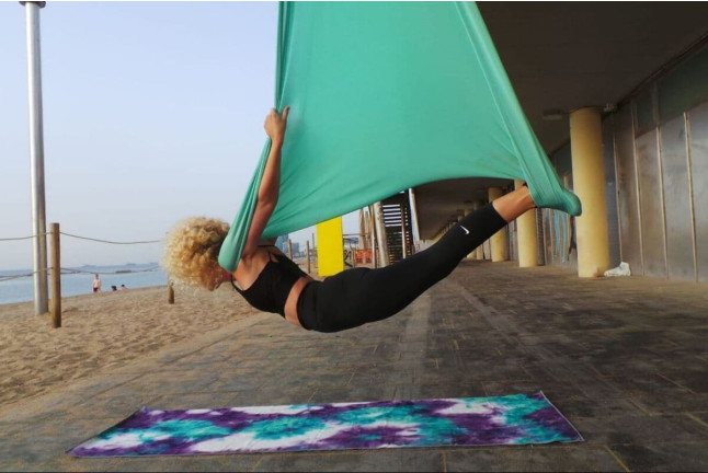 Aire-Clase: Clase Individual de Aero-Yoga en la Playa (Barcelona)
