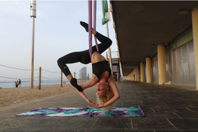 Aire-Clase: Clase Individual de Aero-Yoga en la Playa (Barcelona)