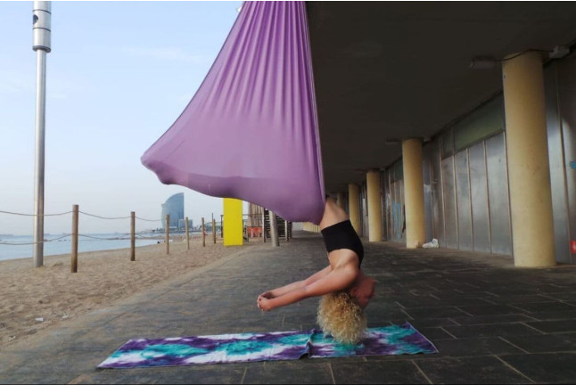 Aire-Clase: Clase Individual de Aero-Yoga en la Playa (Barcelona)