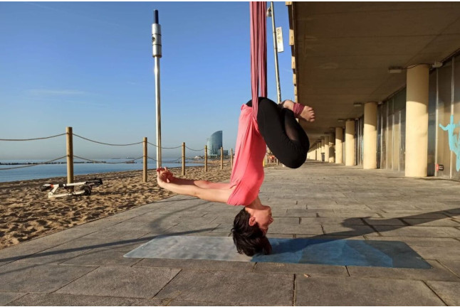 Aire-Clase: Clase Individual de Aero-Yoga en la Playa (Barcelona)